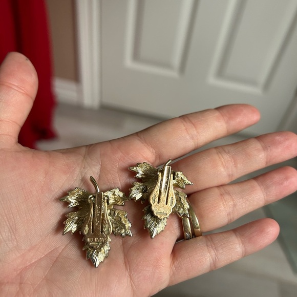 4/$100 SARAH COVENTRY Gold Leaf Earrings clip ons 🍁 - Picture 6 of 6